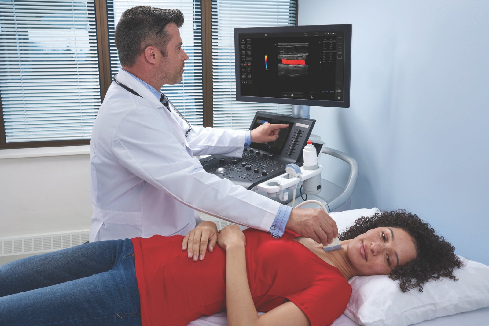 arzt mit ultraschallgerät und Patientin